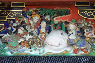 「梅竹に雪ころばし七人」の彫刻