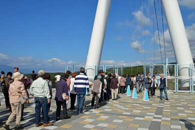 吊橋を渡る観光客