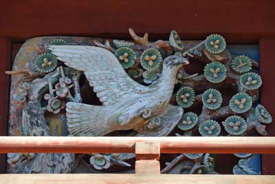 鷹の彫刻(背面 左)