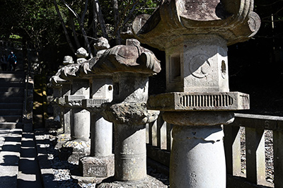 廟所参道の石灯籠
