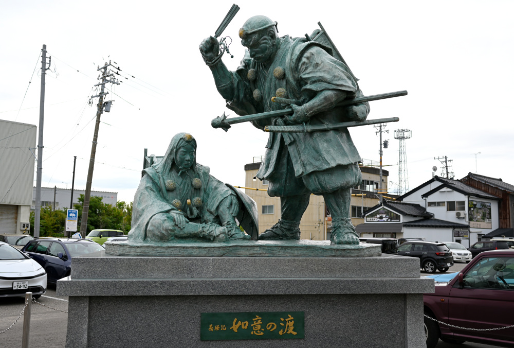 義経・弁慶像