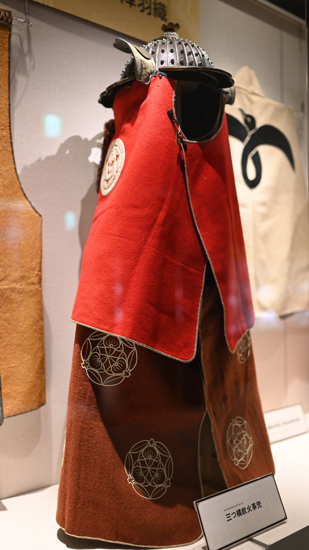 三つ橘紋火事兜