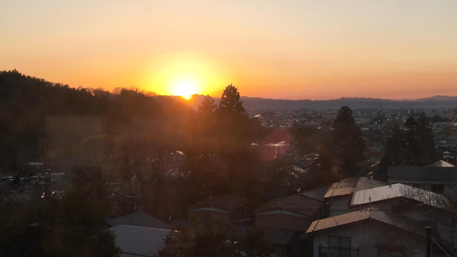 窓越しに撮影した「夕日沈み」