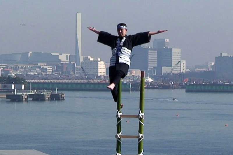 江戸消防記念会による「はしごのり演技」