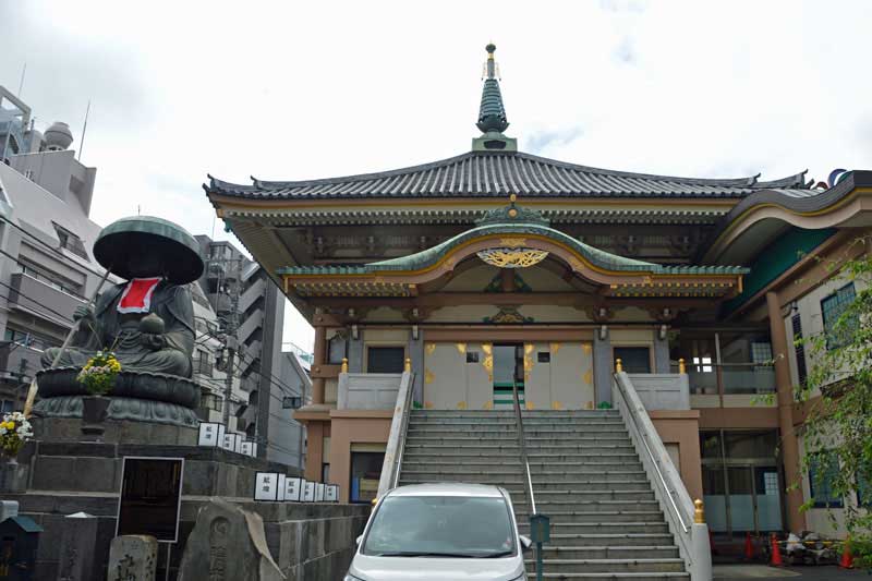 本堂と銅造地蔵菩薩坐像