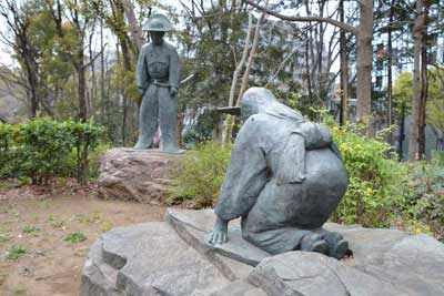 太田道灌と紅皿の像
