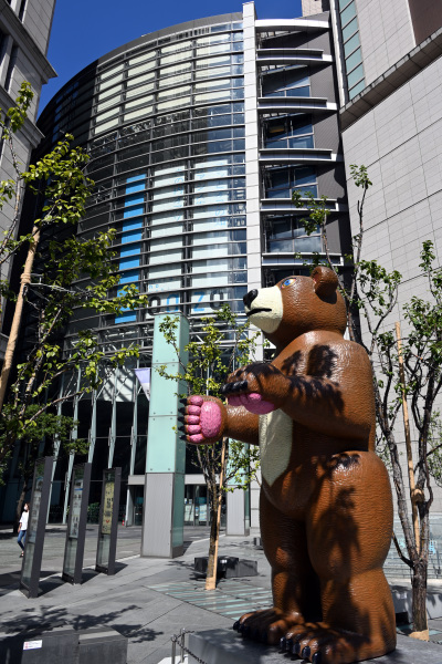 大きな熊の像(三沢厚彦作)