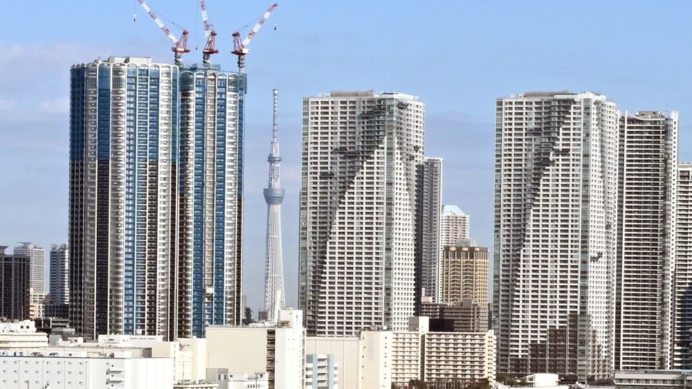ビルの間に東京スカイツリーが見える