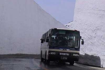雪の大谷を通る高原バス