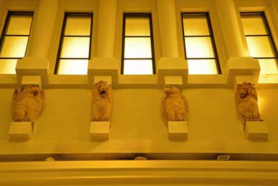 天井の「鷲と獅子の彫刻」