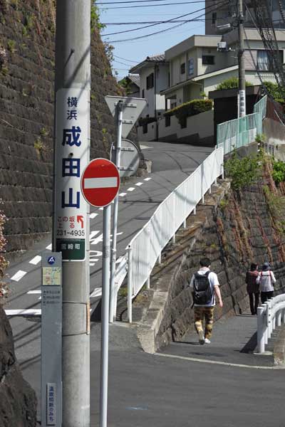 成田山横浜別院入口(左側)