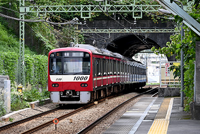 弘明寺駅を通過する京急電車