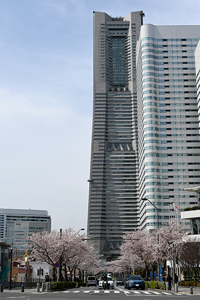 国際橋交差点からの横浜ランドマークタワー